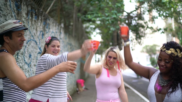朋友们走在巴西狂欢节的路上-做庆祝祝酒词视频下载