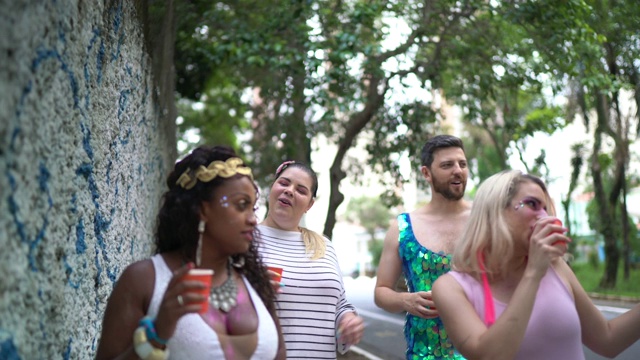 朋友们走在巴西狂欢节的路上-做庆祝祝酒词视频素材
