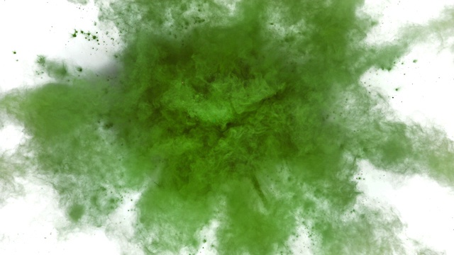 深绿色的粉末在特写镜头和超级慢镜头中向照相机爆炸，白色的背景视频下载