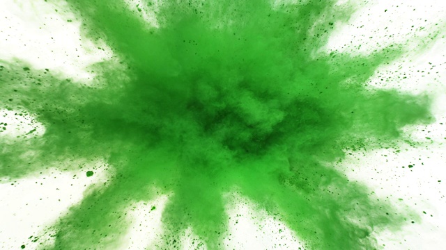 在特写镜头和超级慢镜头中，绿色的粉末向照相机爆炸，白色的背景视频素材