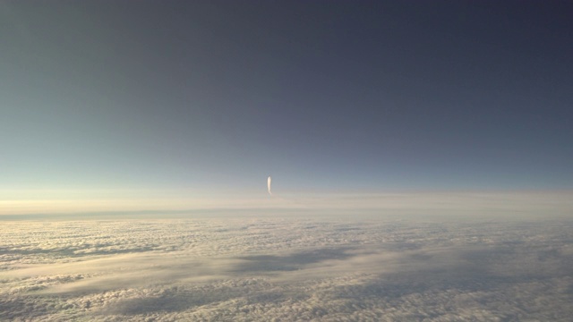 日落时飞机飞越头顶1000英尺视频素材
