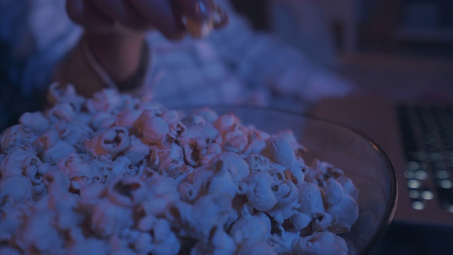 我们喜欢一边看电影一边吃爆米花。视频下载