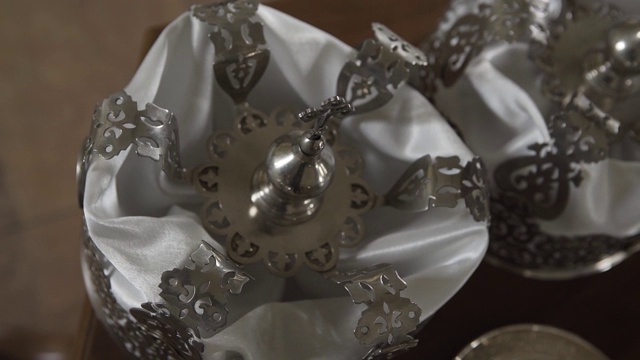 教堂婚礼用的银冠视频素材