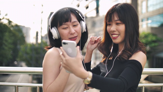 两个喜欢音乐的亚洲女人视频素材