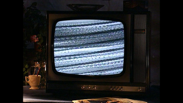 老式电视机的CU屏幕上有静电暴风雪视频下载