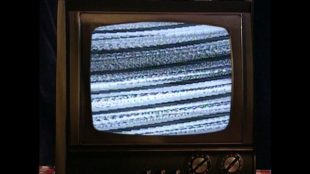 老式电视机，屏幕上有静电暴风雪视频下载