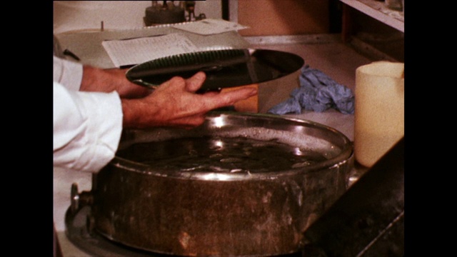 金属唱片“压模”正在工厂中制造;1973视频素材