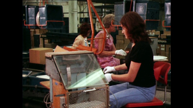 女人在包装前检查黑胶唱片;1973视频素材