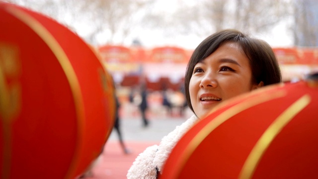 挂灯笼的女人庆祝中国春节视频素材