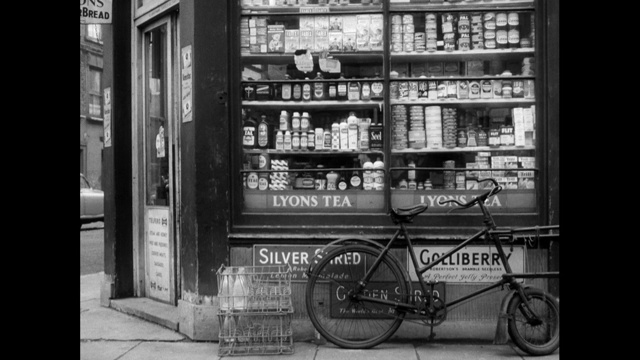 英国街角小店外的送货员;1963视频下载