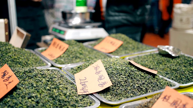 市场上有各种各样的茶叶出售视频素材