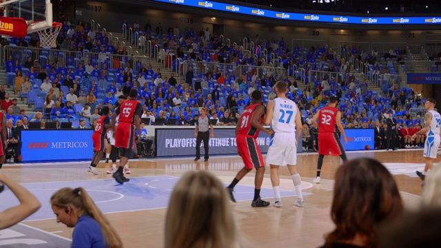 在篮球比赛开始时跳球视频下载