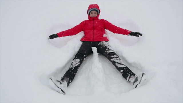 亚洲女人正在做一个雪天使视频下载