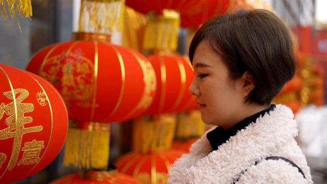 挂灯笼的女人庆祝中国春节视频素材