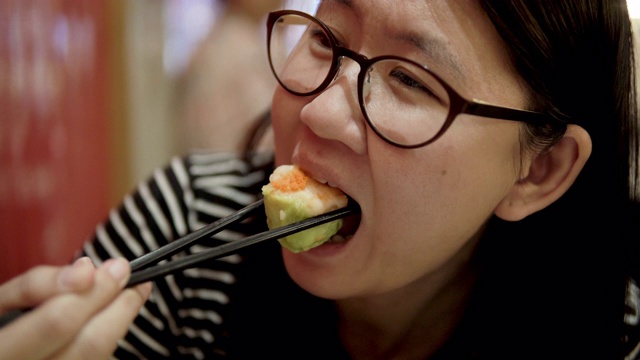 吃香港馄饨或饺子的女人。视频下载