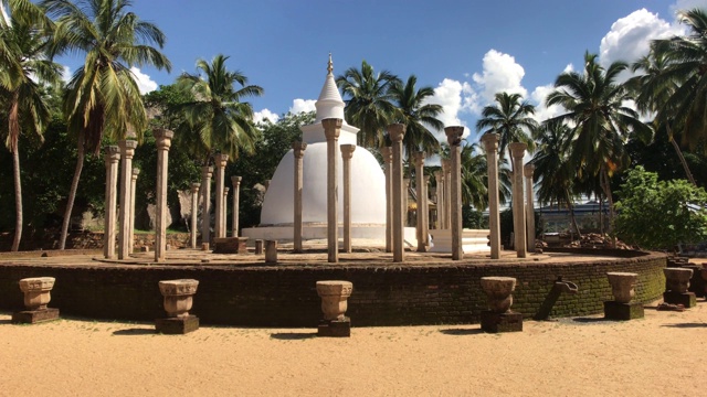 2019年11月24日，斯里兰卡，Mihintale寺庙建筑群，柱子和圆顶视频下载