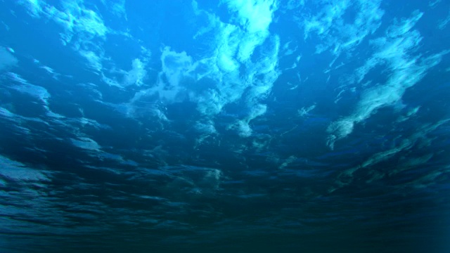 深蓝的海洋与水下角度视频下载