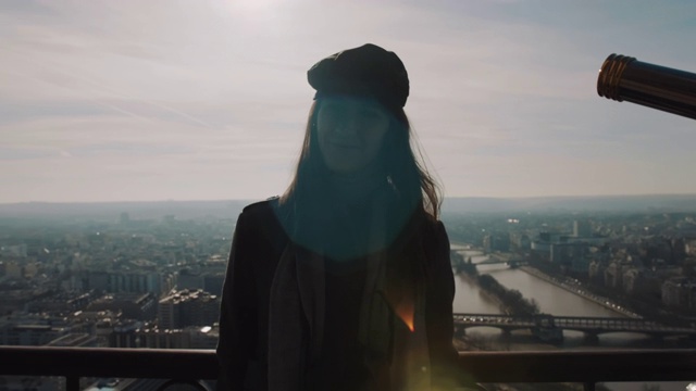 变焦镜头flare肖像的年轻快乐美丽的女游客微笑在巴黎埃菲尔铁塔的视点慢动作。视频素材