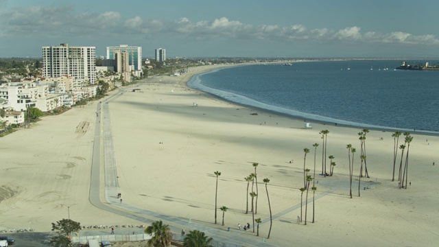 沿着Alamitos海滩的自行车道在长滩，CA -鸟瞰图视频素材