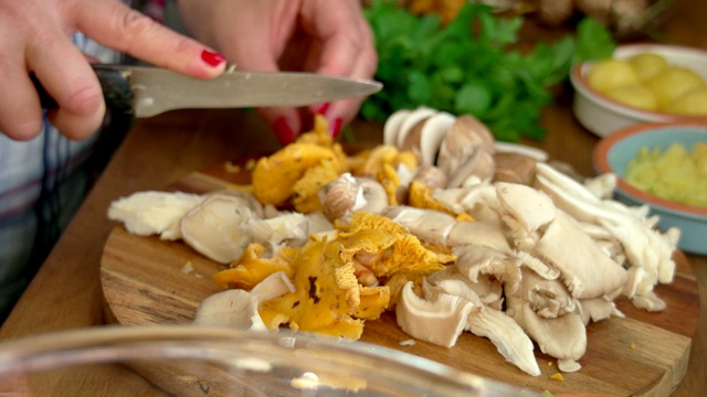 准备素食蘑菇视频素材