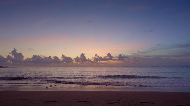 美丽的热带沙滩和日落后的蓝天视频素材