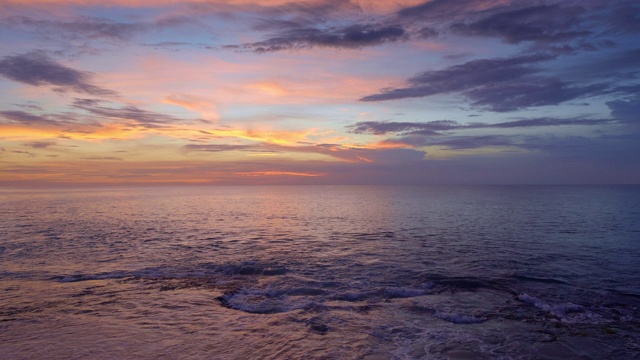 美丽的充满活力的日落在海洋海滩与红色和蓝色的天空视频素材