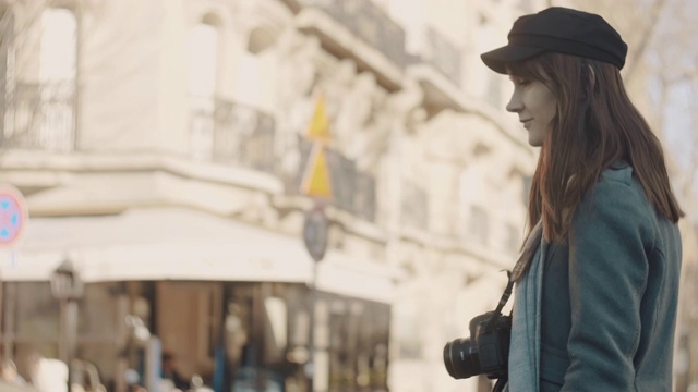 令人惊讶的照片，幸福美丽的博主女人走在巴黎街道附近的埃菲尔铁塔微笑的慢镜头视频素材