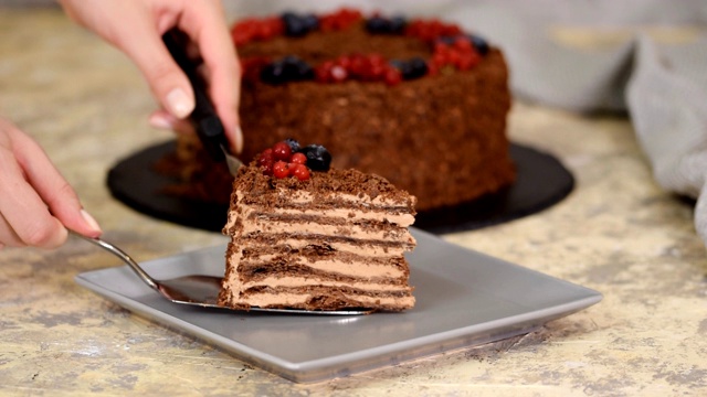 法国巧克力拿破仑蛋糕松饼与浆果在盘子上特写。视频素材
