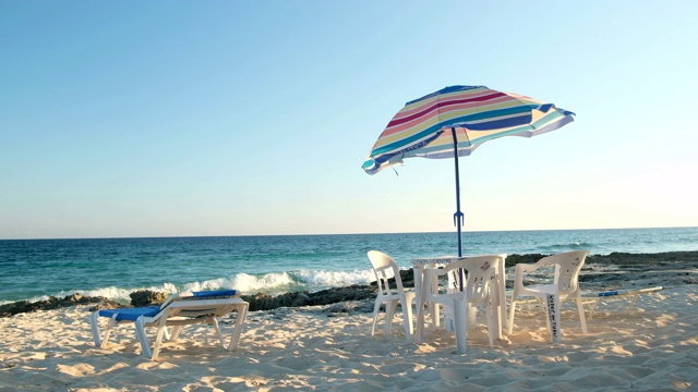 墨西哥科苏梅尔海滩上的一把伞、椅子和桌子视频素材