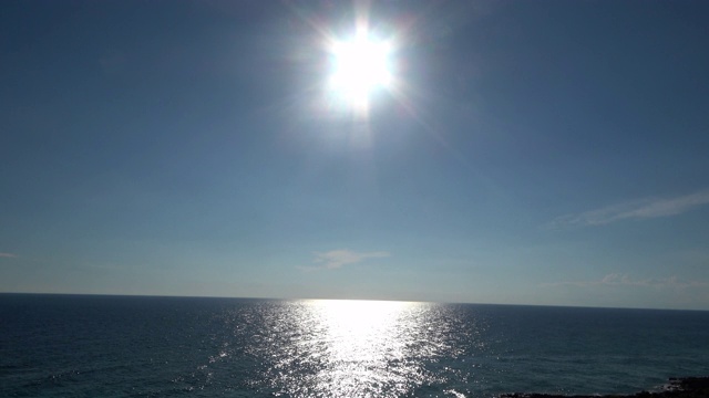 墨西哥科苏梅尔的蓝天和海面上的太阳视频下载