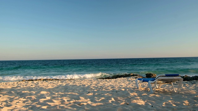 墨西哥科苏梅尔海滩上的一张躺椅视频素材
