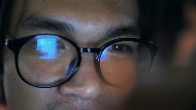 智能手机，反射在眼镜上视频素材
