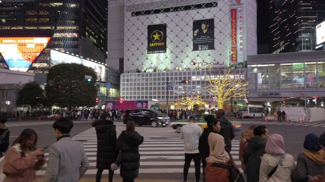 4K平移宽镜头。日本东京涩谷十字路口视频下载