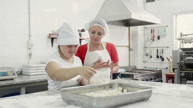 西班牙裔工厂女工人与主管准备意大利面包视频素材