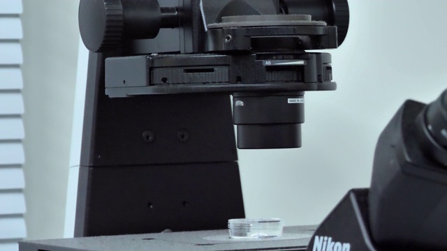 日本东京科学实验室里的黑色显微镜视频下载