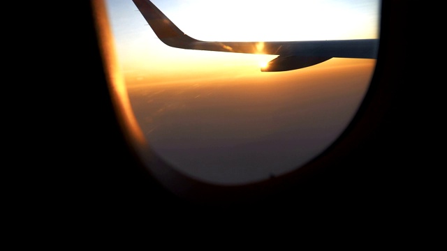 透过飞机窗口可观赏日出视频素材