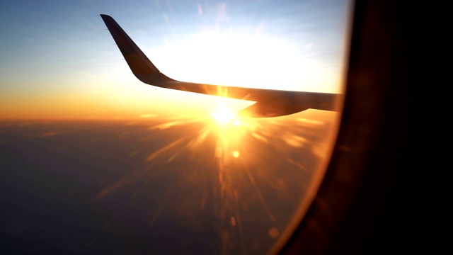从飞机窗口看到的日出视频素材