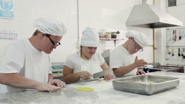 在工厂辛勤工作的西班牙面食制作者的肖像视频素材