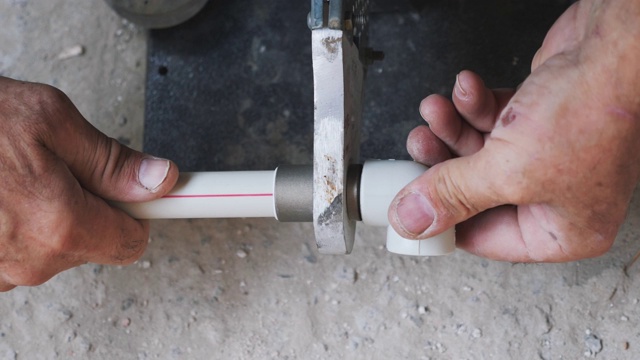 水管工双手焊接塑胶管。管子工用烙铁焊接塑料金属管。建筑的概念视频下载