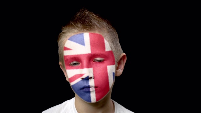 英格兰足球队的伤心球迷。脸上涂着民族色彩的孩子。视频下载