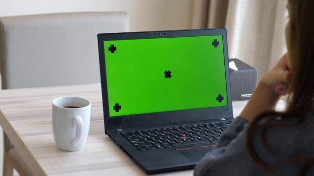 使用彩色键屏的笔记本电脑视频下载