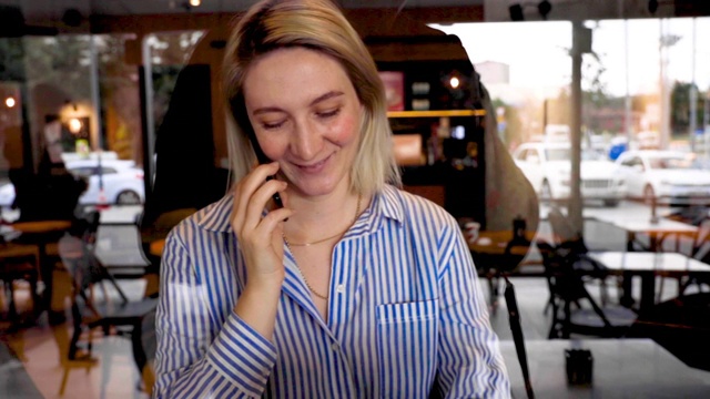 一个在咖啡店边打电话边喝咖啡的女人视频下载