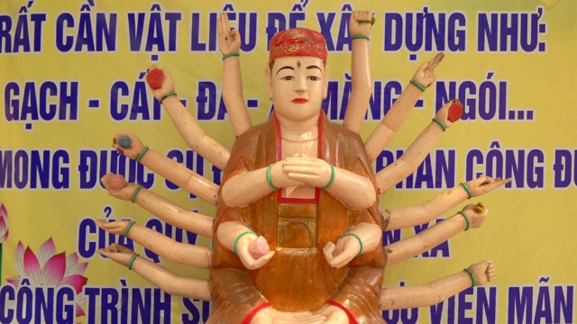 越南西贡附近的越南佛教寺庙里的多臂沉思人雕像视频下载