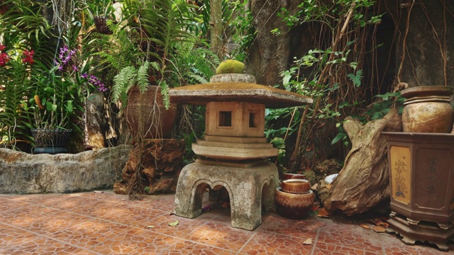 越南胡志明市附近的热带寺庙花园布隆塔上的亚洲石灯笼视频素材