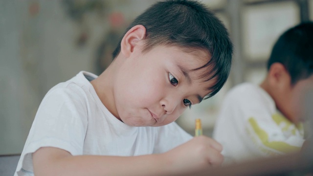 泰国可爱的男孩做作业旁边的朋友在学校视频下载