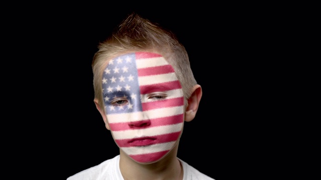 美国足球队的伤心球迷。脸上涂着民族色彩的孩子。视频下载