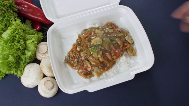 用塑料盒包装外卖食品。新鲜的包饭米饭和蔬菜视频下载