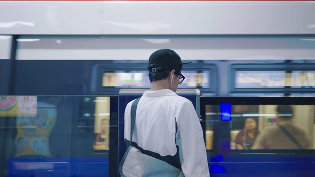 自由职业亚洲人在地铁站台上等火车视频下载