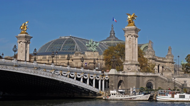 跨越塞纳河的亚历山大三世桥。法国巴黎视频下载