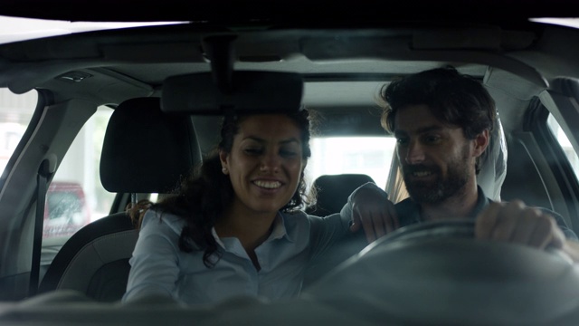 一对拉丁美洲夫妇在一家汽车经销店边看车边交谈和微笑视频下载
